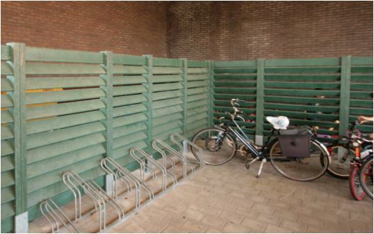 Omheiningen voor fietsstalling, afvalcontainers en stallen