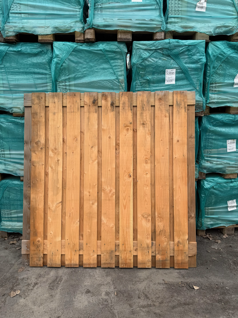 8 x Douglas tuinscherm 180x180cm + 2 x gaas trellis met Douglas kader 180x180cm | 19+2 (sterk vergrijsd)
